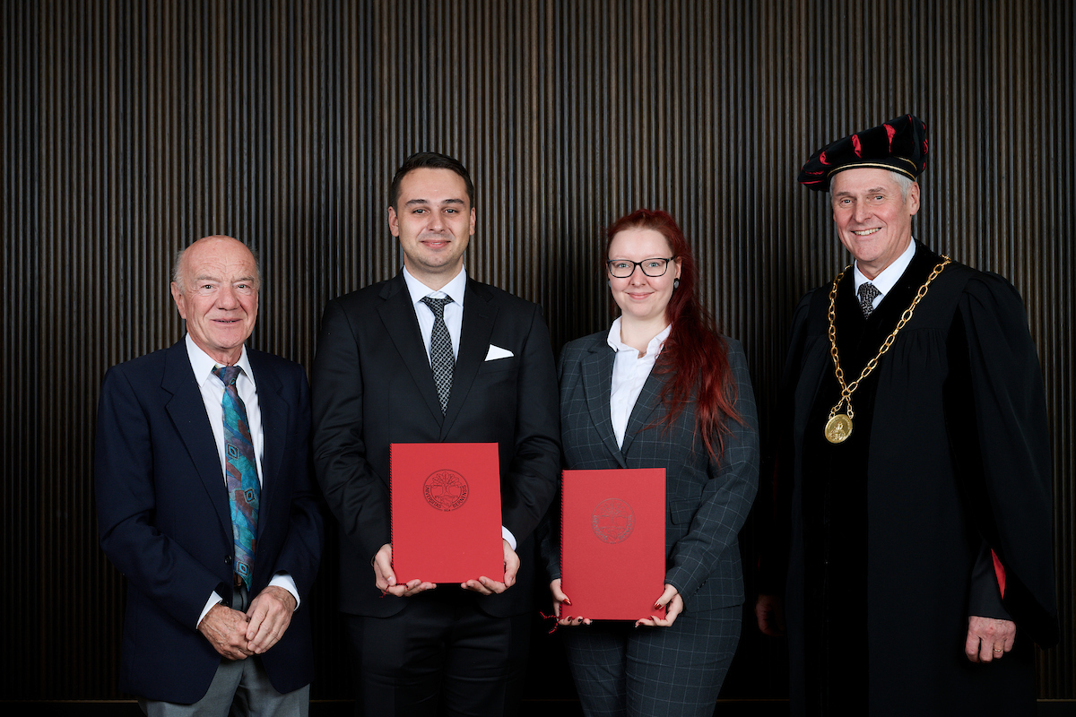 Prof. em. Dr. Joachim Frey (Kommissionspräsident), Nicolas C.A. Lentz (Hauptpreis), Fabienne Wöhner (Anerkennungspreis), Prof. Dr. Christian Leumann (Rektor der Universität Bern)